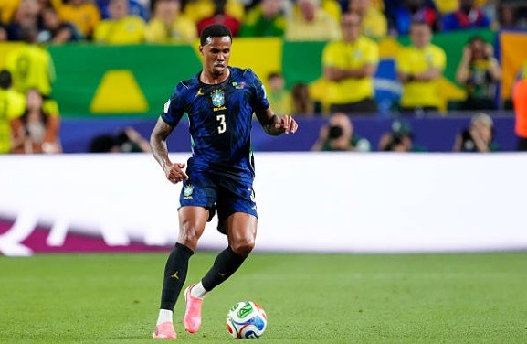 Gabriel (7.6): Phối hợp ăn ý cùng Marquinhos để tạo nên một bức tường vững chãi trước khung thành Alisson. Gabriel cho thấy sự thông minh trong việc chọn vị trí và là người có số lần chạm bóng nhiều nhất trận, đóng vai trò quan trọng trong việc triển khai bóng từ sân nhà.