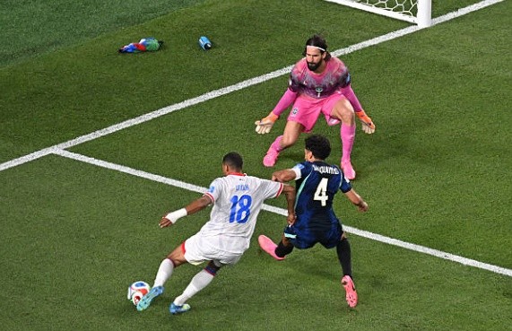 Marquinhos (7.6): Trung vệ đội trưởng thi đấu điềm tĩnh và chắc chắn. Anh thực hiện nhiều pha đánh chặn quan trọng, dập tắt các nỗ lực phản công của Haiti ngay từ khi mới bắt đầu và luôn chiếm ưu thế trong các pha tranh chấp tay đôi.