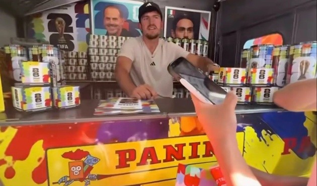 Maguire đã phát tặng thẻ dán Panini trong suốt World Cup