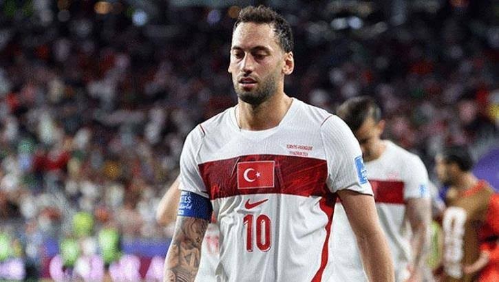 Tiền vệ trung tâm: Hakan Calhanoglu - 6,6 điểm. Đội trưởng Thổ Nhĩ Kỳ nỗ lực điều tiết lối chơi và thực hiện một số cú sút xa sở trường. Tuy nhiên, trong một ngày mà hệ thống phòng ngự đối phương chơi quá kín kẽ, Calhanoglu đã không thể tung ra đường chuyền dọn cỗ nào thực sự sắc lẹm.