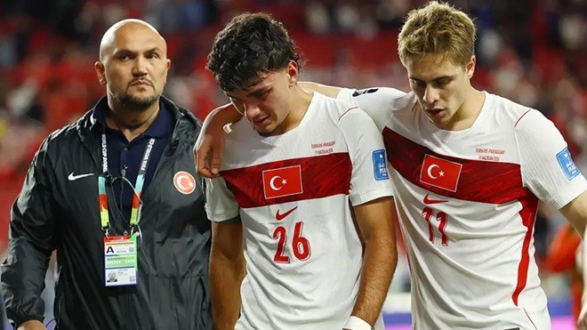 Tiền vệ cánh trái: Kenan Yildiz - 6,5 điểm. Có kỹ thuật cá nhân tốt nhưng lối chơi đôi khi còn rườm rà.