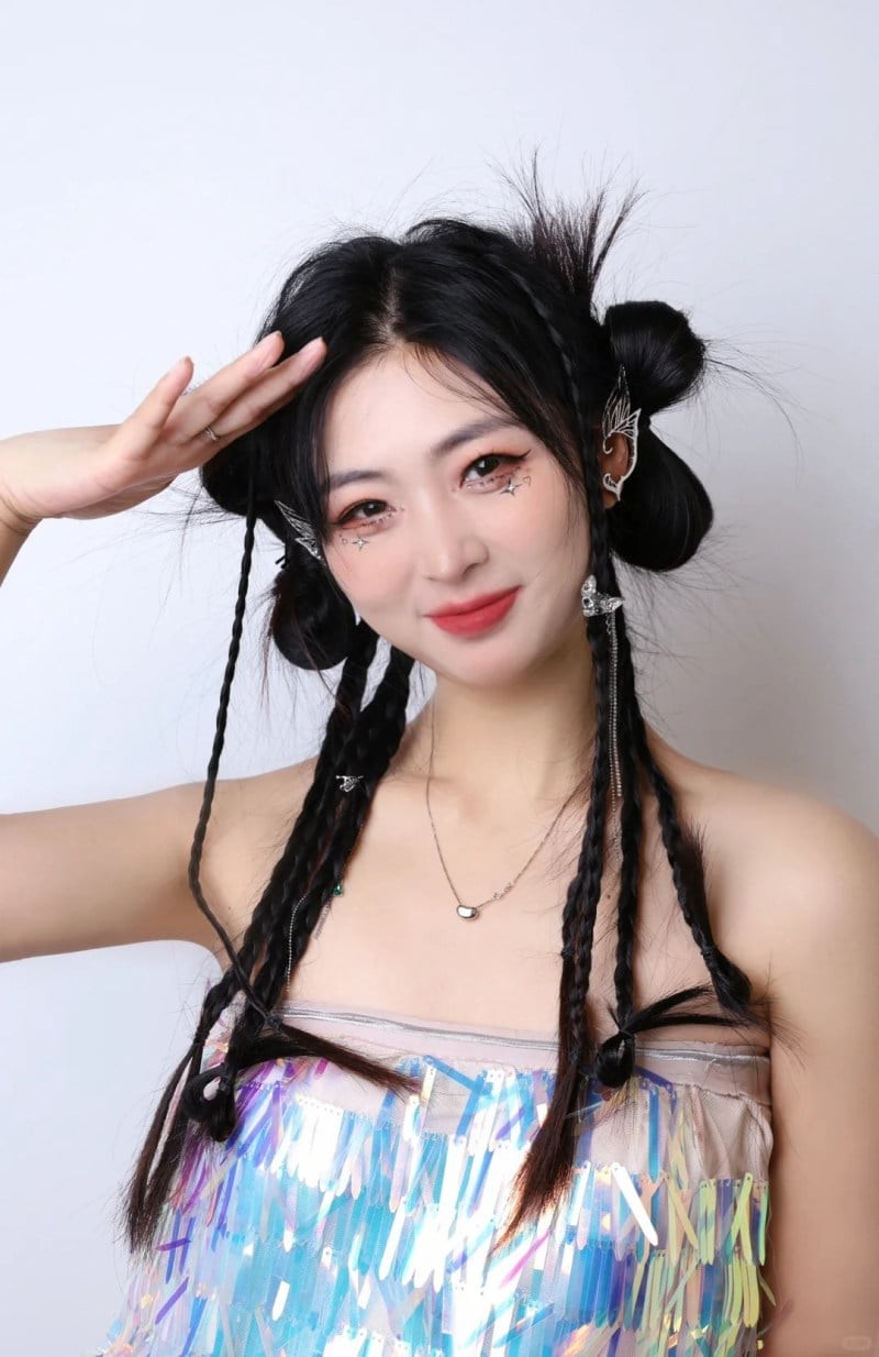 Khi kết hợp cùng những lọn tóc tết nhỏ ở phần đỉnh đầu hoặc hai bên mái, kiểu tóc này trở nên nổi bật và thu hút hơn.