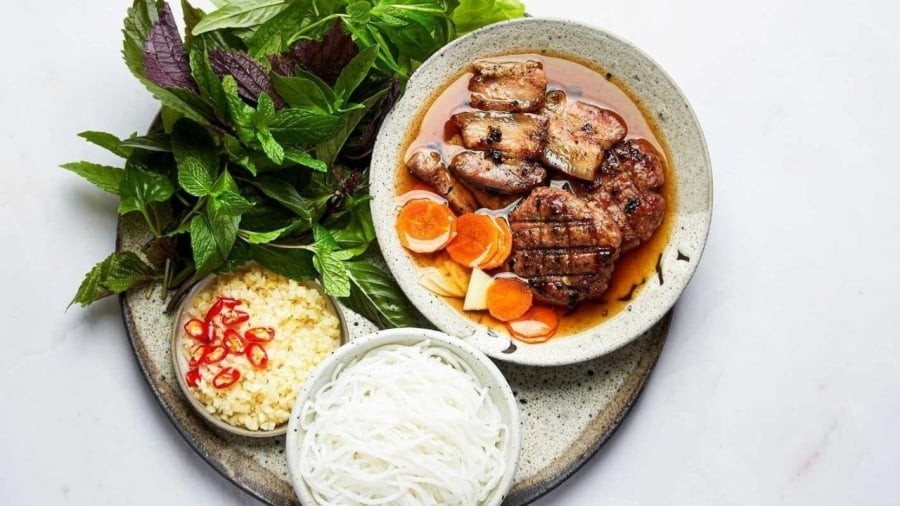 Chả nướng bằng than hoa sẽ cho ra thành phẩm thơm ngon nhất.