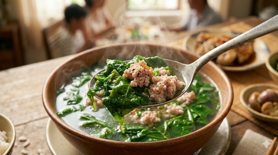 Bí quyết là chỉ nấu rau vừa chín tới để giữ màu xanh đẹp và vị ngọt tự nhiên.