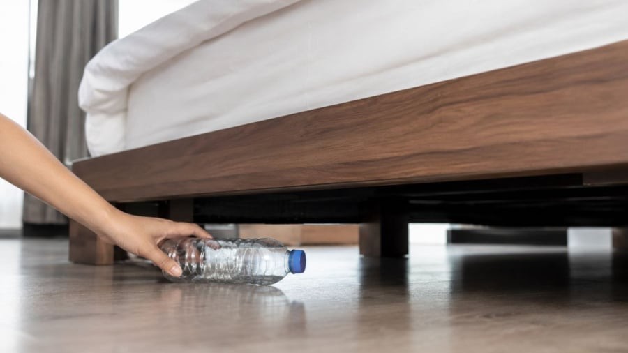 Lăn chai nước qua gầm giường có thể giúp bạn phát hiện vật cản ở đó
