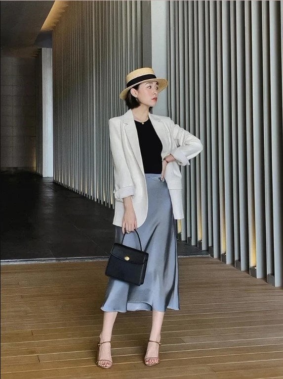 Chất liệu mềm mại với độ rủ tự nhiên giúp thiết kế này mang lại vẻ ngoài nhẹ nhàng và nữ tính cho người mặc.