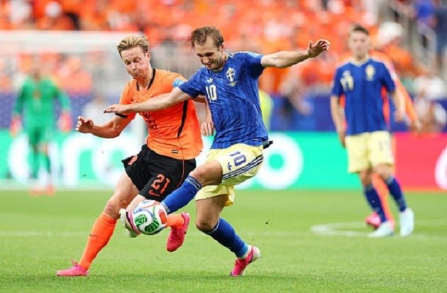 Frenkie de Jong (7.5): Ông chủ tuyến giữa với khả năng cầm nhịp, phân phối bóng đỉnh cao và trực tiếp cướp bóng mở ra cơ hội ngon ăn cho Malen.