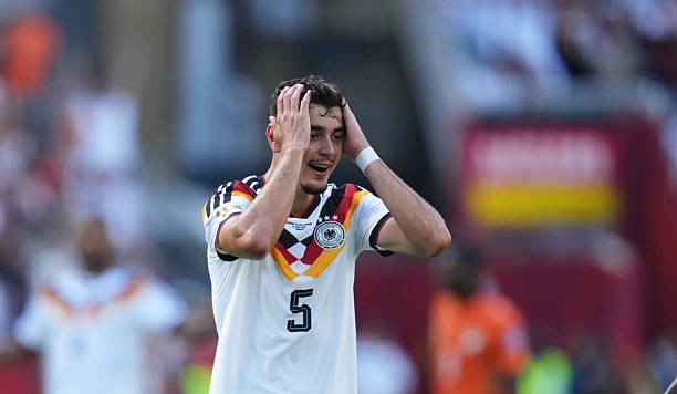 Aleksandar Pavlovic (6.3): Tưởng chừng đã có bàn mở tỷ số nhưng cú đánh đầu của anh bị từ chối do lỗi phạm lỗi với thủ môn Fofana. Pavlovic thi đấu ở mức tròn vai trước khi được thay thế bởi Nadiem Amiri.