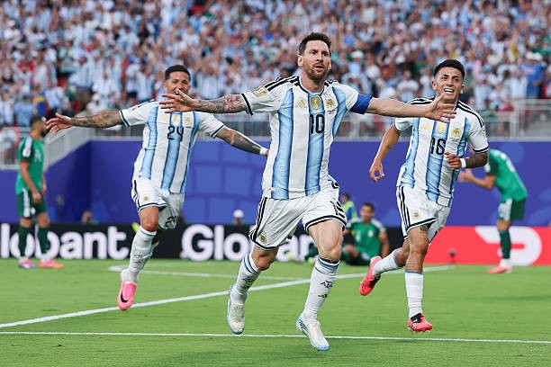 Lionel Messi lập hattrick giúp Argentina đánh bại Algeria.