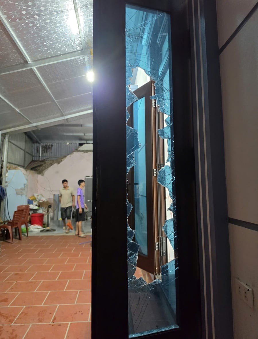Người dân đập cửa để đưa nạn nhân ra ngoài