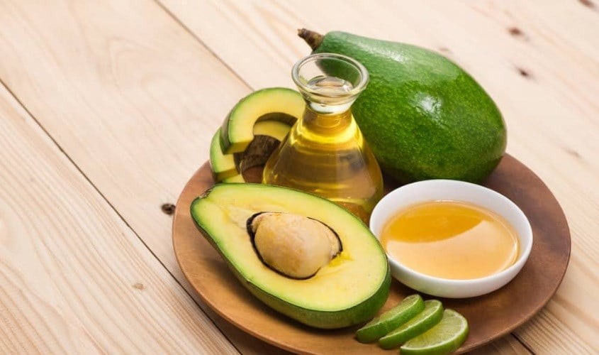 Công thức thường được áp dụng gồm bơ nghiền mịn, mật ong nguyên chất và một lượng nhỏ dầu dưỡng như dầu hạnh nhân hoặc dầu ô liu. 