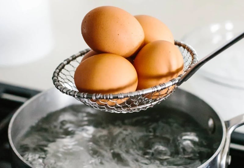 Giúp trứng không bị nứt vỡ khi luộc

