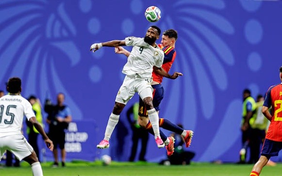Aymeric Laporte (8.0 điểm): Một trận đấu toàn diện của trung vệ kỳ cựu này. Laporte không chỉ chỉ huy tốt hàng phòng ngự mà còn thường xuyên dâng cao để thực hiện những đường chuyền xuyên tuyến sắc bén cho hàng công. Chính anh là người đã thực hiện pha đánh đầu kiến tạo thông minh để Oyarzabal ghi bàn thắng thứ ba cho đội nhà.