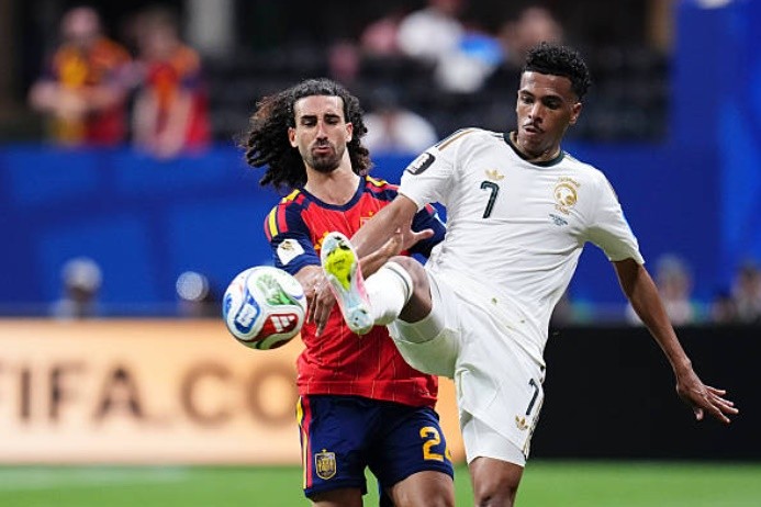 Marc Cucurella (7.5 điểm): Hoạt động năng nổ bên hành lang cánh trái, Cucurella liên tục dâng cao tạo ra ưu thế quân số cùng Baena. Anh đóng vai trò then chốt trong hai bàn thắng cuối: pha đánh đầu kiến tạo ở cột xa giúp Oyarzabal hoàn tất cú đúp và cú vô-lê sấm sét dẫn đến tình huống phản lưới nhà của đối thủ.