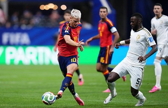 Dani Olmo (7.3 điểm): Thi đấu trong vai trò số 10, Olmo liên tục khuấy đảo hàng thủ đối phương bằng những pha di chuyển thông minh và các đường chuyền tinh tế quanh khu vực cấm địa. Điểm nhấn lớn nhất của anh là pha đánh đầu kiến tạo kỹ thuật giúp Oyarzabal ghi bàn thắng thứ ba cho Tây Ban Nha.