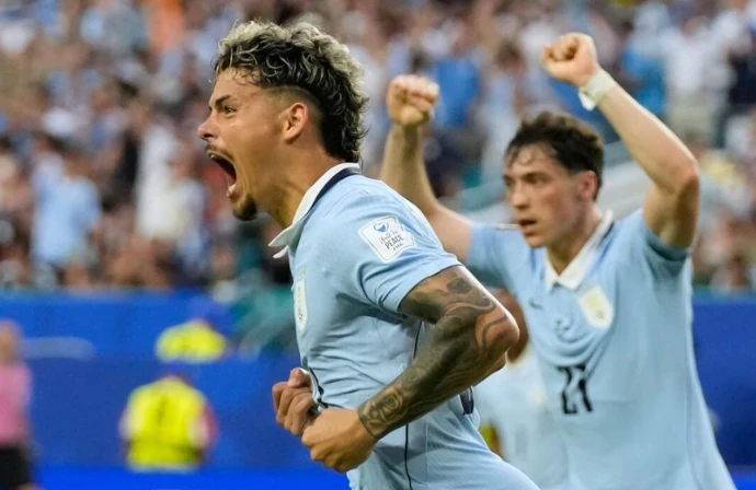 Araujo gỡ hòa cho Uruguay.