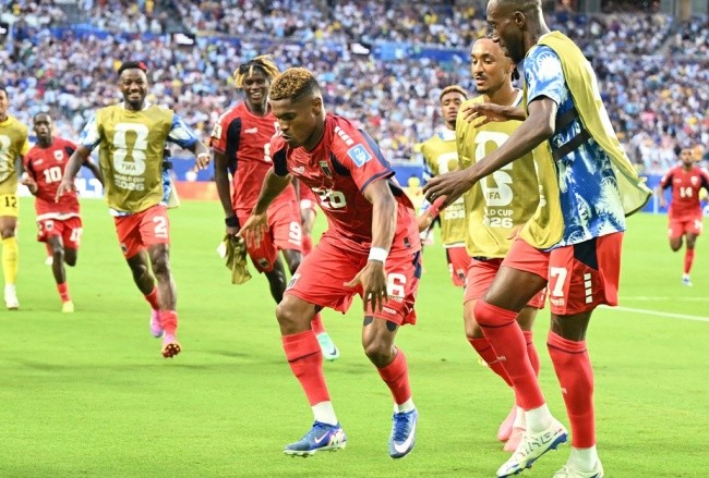 Helio Varela ghi bàn gỡ hòa cho đội nhà.