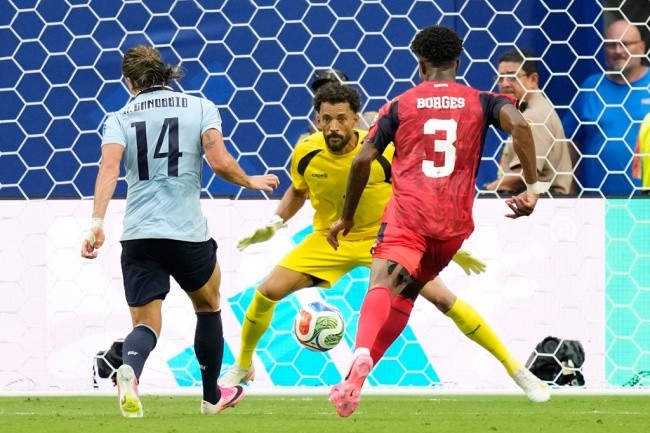 Uruguay hòa 2-2 Cape Verde.