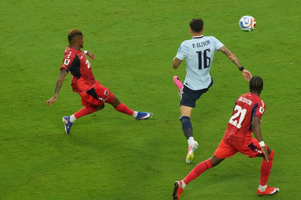 Mathias Olivera – 6.0 điểm. Tác nhân chính khiến Uruguay đánh rơi chiến thắng. Dù có thể hình lý tưởng nhưng Olivera đã mắc sai lầm chí mạng ở phút 61 với một đường chuyền ngang bất cẩn, trực tiếp tạo cơ hội cho đối phương gỡ hòa. 