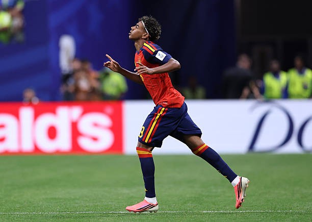 Yamal tỏa sáng trong lần đầu tiên đá chính tại World Cup. 