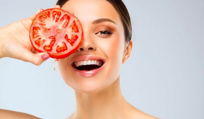 Cà chua chứa lycopene và vitamin C, hai thành phần có khả năng hỗ trợ cải thiện độ đàn hồi và làm sáng bề mặt da. 
