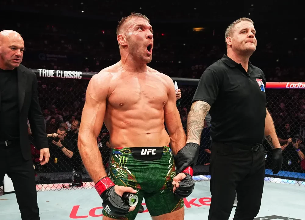 Dricus Du Plessis ăn mừng chiến thắng tại UFC 312