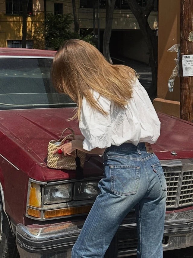 Những chi tiết ren hoặc thêu thủ công giúp chiếc áo trở nên nổi bật theo cách tinh tế, trong khi quần jeans mang đến sự trẻ trung và năng động. 