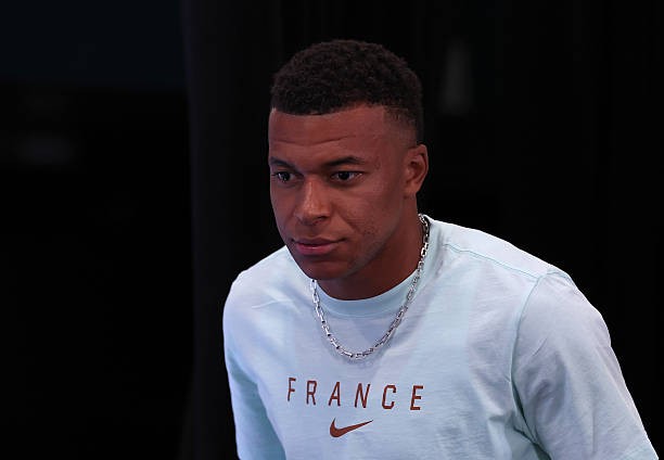 Lizarazu lên tiếng bảo vệ Mbappe.