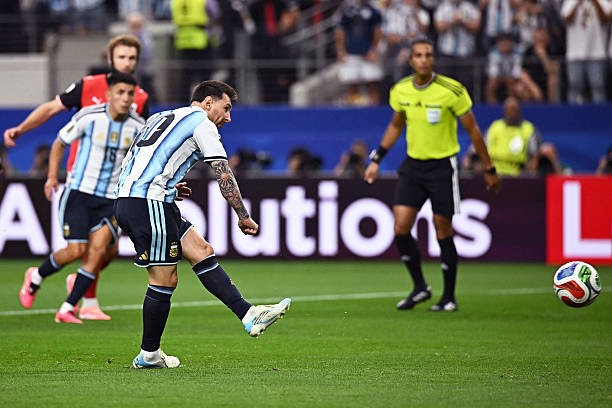 Lionel Messi đá hỏng phạt đền từ sớm.