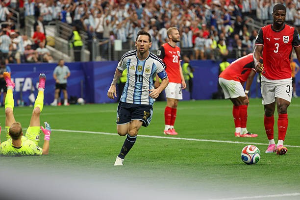 Lionel Messi tỏa sáng trong trận đấu với tuyển Áo.