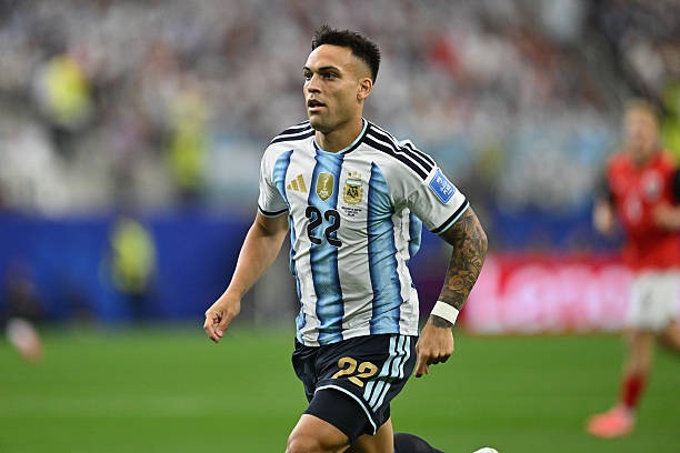 Lautaro Martinez (7): Duy trì lối đá xông xáo và giàu năng lượng, tiền đạo của Inter Milan đã đem về một quả phạt đền sau pha đột phá dũng mãnh. Tuy nhiên, việc thiếu đi những cơ hội dứt điểm rõ rệt vẫn là một dấu hỏi mà HLV Scaloni cần lưu tâm, nhất là khi Lautaro từng gặp khó khăn trong việc ghi bàn tại Qatar.