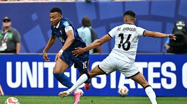 Mbappe được hành thủ Iraq theo kèm sát sao.