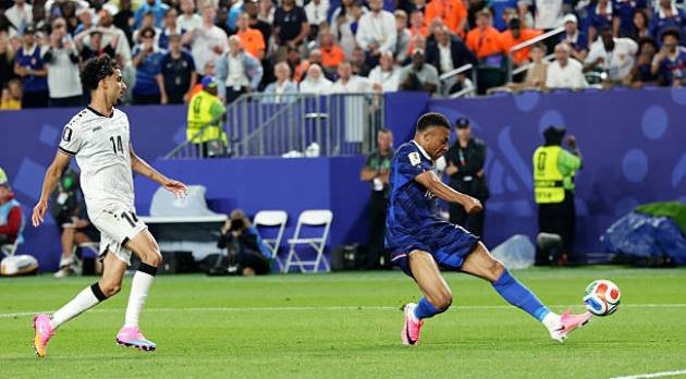 Mbappe lập cú đúp vào lưới Iraq.