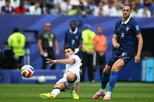 Adrien Rabiot (6/10): Cầu thủ của AC Milan có tỷ lệ chuyền bóng gần như hoàn hảo, đồng thời suýt chút nữa đã ghi bàn bằng một cú đánh đầu ở khoảng thời gian sau một giờ thi đấu.