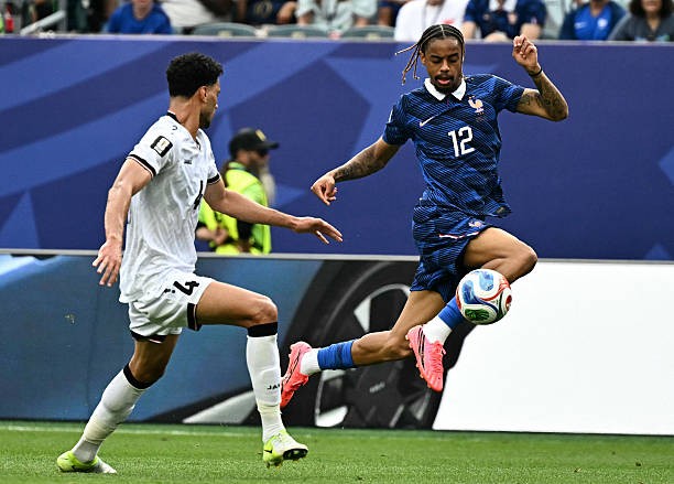 Bradley Barcola (6/10): Thể hiện tốc độ và kỹ năng xử lý bóng mượt mà, nhưng tiền đạo cánh của Paris Saint-Germain lại thiếu đi tính hiệu quả ở những đường chuyền quyết định.