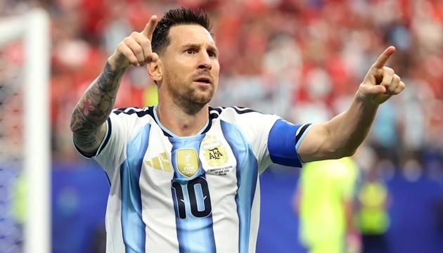 Messi đang thăng hoa, còn Ronaldo bế tắc.
