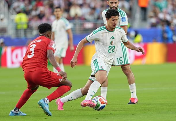 Algeria đang là đội kiểm soát thế trận. 