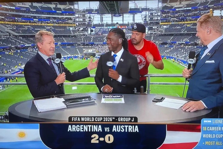 Sự cố bất ngờ xảy ra trên sóng truyền hình ở World Cup.