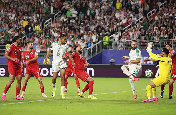 Algeria vượt lên dẫn trước. 