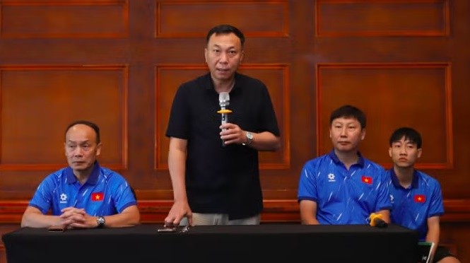 Chủ tịch VFF Trần Quốc Tuấn tại buổi gặp tuyển Việt Nam trước thềm ASEAN Cup 2026.