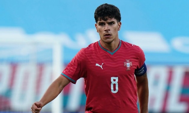 Mateus Fernandes được khuyên gia nhập MU thay vì Spurs.