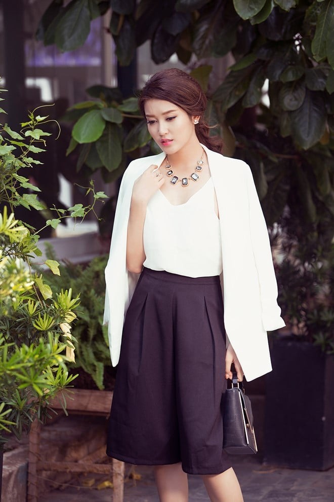 Đối với những môi trường làm việc có quy định trang phục linh hoạt hơn, áo hai dây hoàn toàn có thể xuất hiện một cách tinh tế khi được phối cùng các món đồ phù hợp.