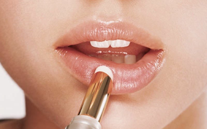 Khi lượng nước trong cơ thể suy giảm, môi thường là một trong những vùng xuất hiện dấu hiệu rõ rệt đầu tiên.