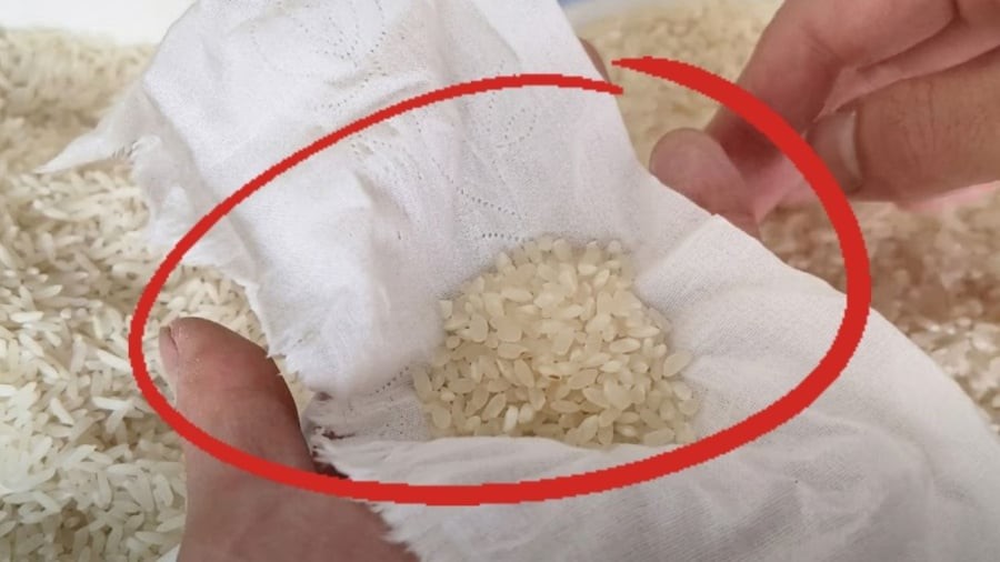 Sử dụng một tờ giấy ăn có thể giúp bạn phân biệt gạo cũ và gạo mới.