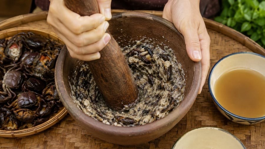 Khi giã cua đồng, nhiều người có thói quen cho thêm một chút muối vào ngay từ đầu