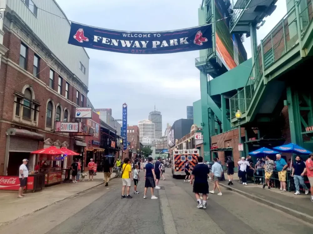 Khung cảnh bên ngoài sân Fenway Park