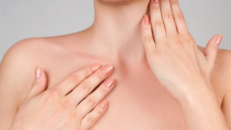Việc sử dụng sản phẩm quá khô hoặc có tính kiềm cao có thể khiến da mất đi lớp dầu tự nhiên, từ đó làm tăng nguy cơ khô da và kích ứng.