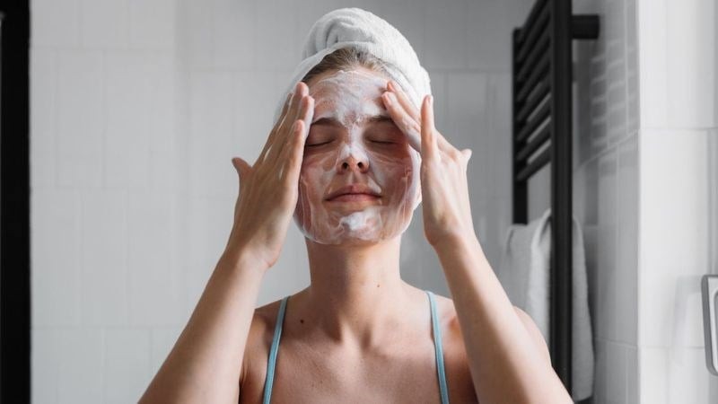 Nhiều người cho rằng cảm giác da sạch kin kít sau khi rửa mặt là dấu hiệu cho thấy bụi bẩn và dầu thừa đã được loại bỏ hoàn toàn. 