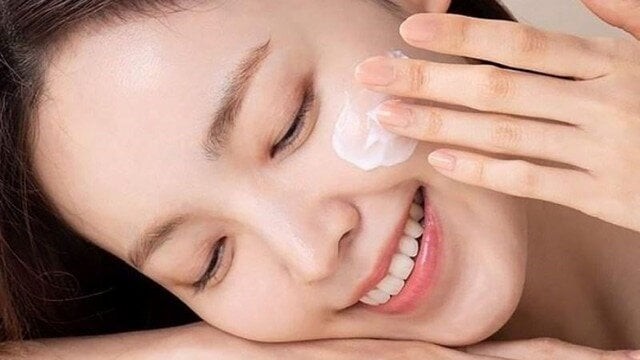 Những tổn thương nhỏ lặp đi lặp lại mỗi ngày sẽ dần ảnh hưởng đến cấu trúc da, làm tăng nguy cơ xuất hiện nếp nhăn, đốm nâu và tình trạng da chùng nhão.