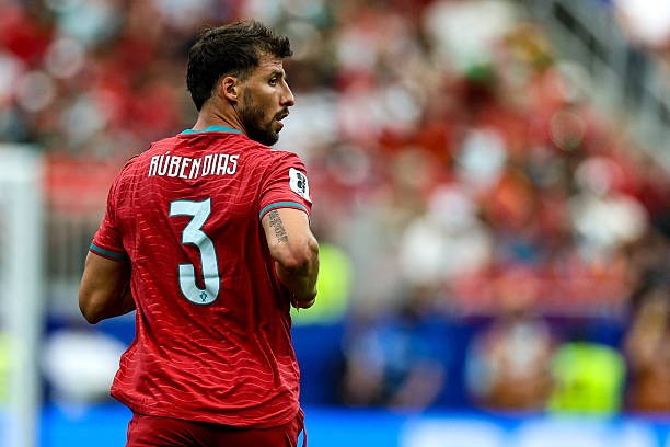 Ruben Dias (7.4 điểm): Đánh dấu sự trở lại đội hình xuất phát bằng phong thái đĩnh đạc thường thấy. Trung vệ sinh năm 1997 dễ dàng hóa giải các đợt lên bóng yếu ớt từ hàng công Uzbekistan để bảo toàn mành lưới cho đội nhà.
